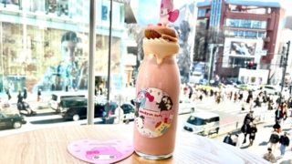 東京のラフォーレ原宿にあるMILK MILK MILKで期間限定で開催されているエモきゅんカフェのミルクボトルのみるきゅんドリンクのいちごみるく味